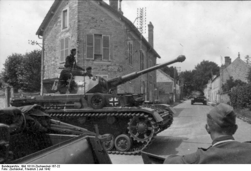 Файл:Panzer IV F2 img 7 Bundesarchiv Bild 101III-Zschaeckel-167-22, Frankreich, Panzer bei Fahrt durch eine Ortschaft.jpg
