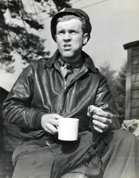 Файл:Капитан Рэй Шуи Уэтмор запечатленный в момент отдыха на своей авиабазе в Англии, начало 1944 года.jpg