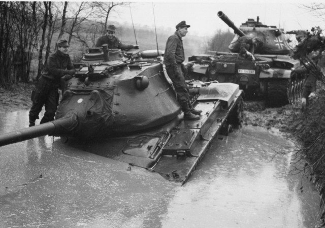 Файл:Увязший в огромной луже KPz M47, которого пытается вытащить другой KPz M47, учения 1958 года.jpg