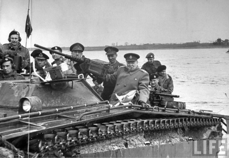 Файл:LVT(A)ch Черчилль вместе с группой британских офицеров на борту бронетранспортера LVT-4, форсировавшего Рейн. Фото журнала «Лайф».jpg