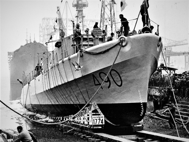 Файл:MC490 Спуск на воду MC-490 на верфи «Cantieri Riuniti del’Adriatico», Монфальконе, 21 янвая 1954.jpg