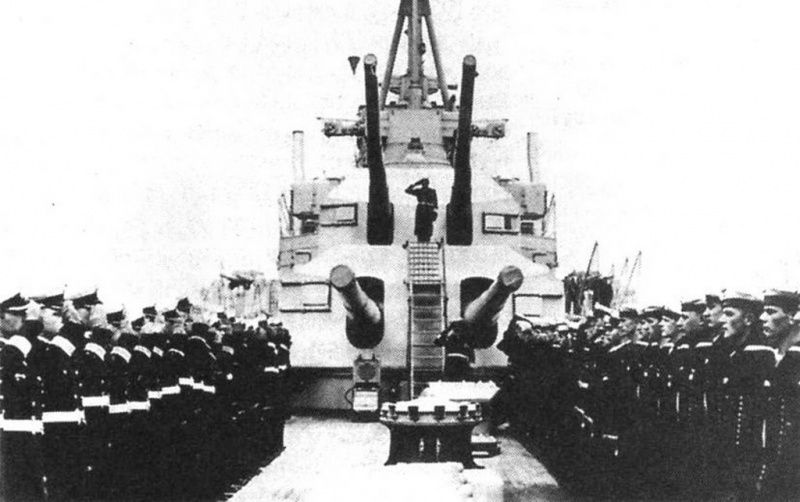 Файл:Hipper Построение команды «Адмирала Хиппера» по случаю первого подъема флага, 29 апреля 1939 г.jpg