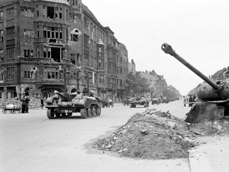 Файл:Alecto Две «Алекто» в составе 11-го гусарского полка 7-й бронетанковой дивизии в Берлине, июль 1945 г.jpg