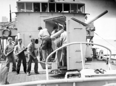 102mk19 Команда HMAS «Cowra» на артилерийских учениях, о.Таракан, июнь 1945.jpg