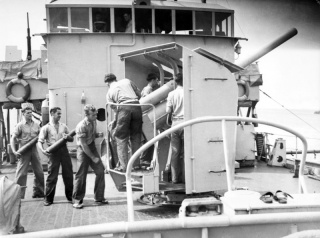 Команда HMAS «Cowra» на артиллерийских учениях, о.Таракан, июнь 1945