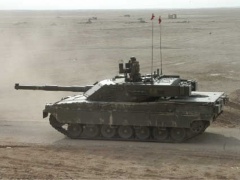 Итальянский C1 Ariete - вид сбоку.jpg