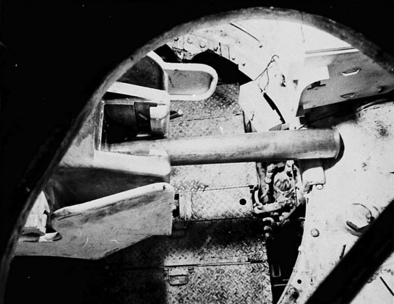 Файл:Слишком длинная гильза к орудию T15E2 затрудняющая перезарядку даже несмотря на раздельное заряжание.jpg