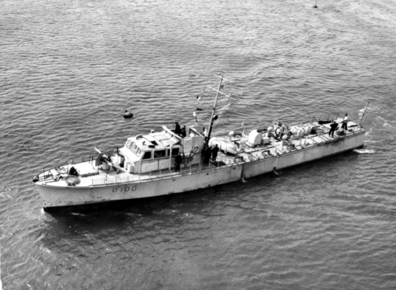 Файл:FairmB Канадский патрульный катер HMCS ML Q100, класса Фармайл «B» в одном из портов на Атлантическом океане..jpg