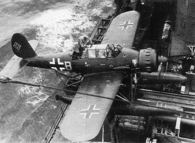 Файл:Ar196 Гидросамолет Арадо Ar.196 A-3 из состава Bfl.St.196 на катапульте корабля Кригмарине. Линкор «Тирпиц», либо крейсер «Принц Ойген».jpg