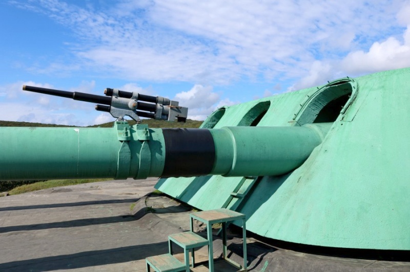 Файл:21k 45-мм пушка 21-К закреплена на 305-мм орудии батареи о. Русский для учебных стрельб, чтобы не расходовать дорогие боеприпасы.jpg