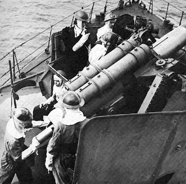 Файл:102mk5 102-мм орудие QF Mark V на станке HA Mk. III. Слева на станине сидит установщик трубок со специальным инструментом.jpg