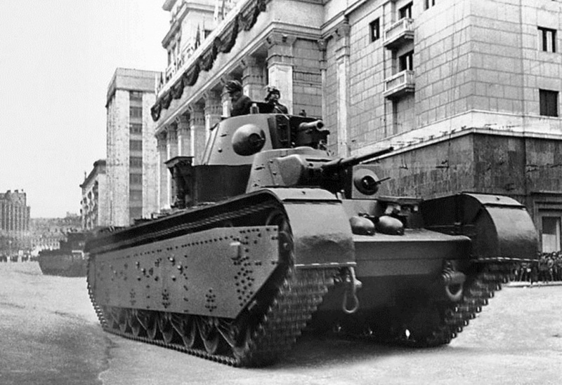 Файл:Т35 Танк Т-35 по пути на Красную площадь 7 ноября 1940 года. Машина с коническими башнями и прямой подбашенной коробкой.jpg