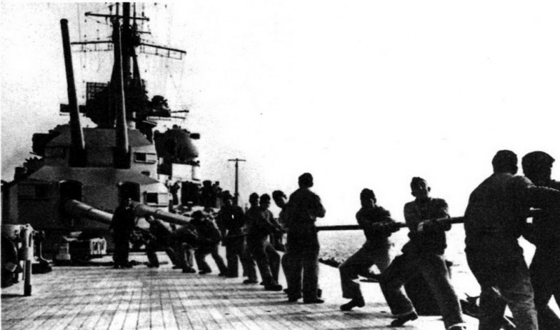 Файл:Hipper 203-мм орудия в башнях «Цезарь» и «Дора» находятся в крайних положениях угла возвышения стволов.jpg