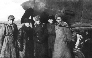 Государственные испытания Су-6. У самолета летчики-испытатели НИИ ВВС майор А.К.Долгов (в центре) и капитан А.В.Синельников (второй справа). 1943 г