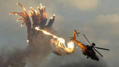 AH-64 отстреливает ловушки.png