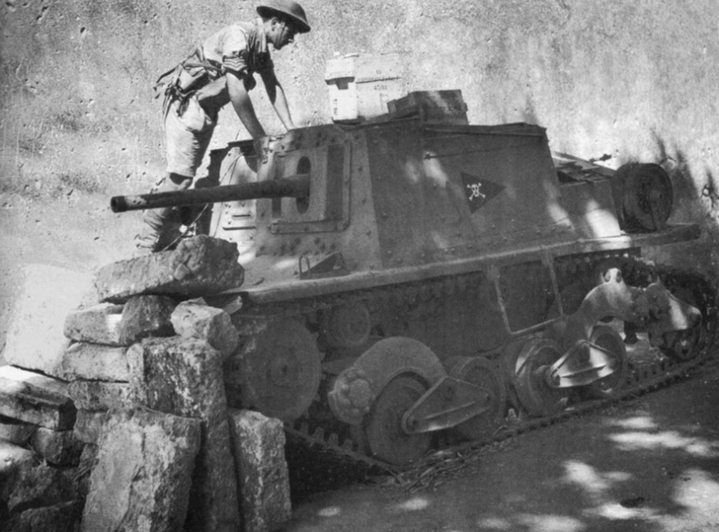 Файл:Британский солдат осматривает оставленный итальянцами L40, 1943.png
