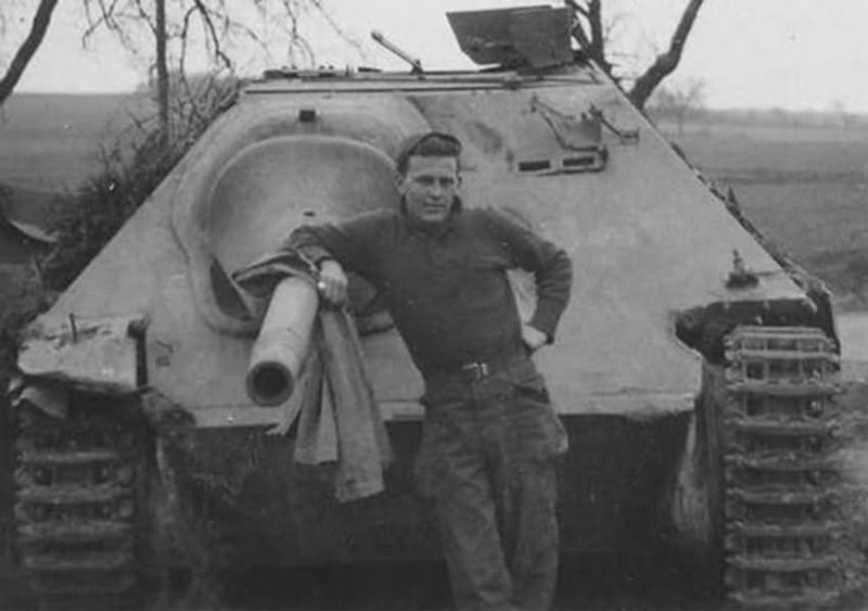 Файл:Позирует у Jagdpanzer 38t(для статьи).jpg