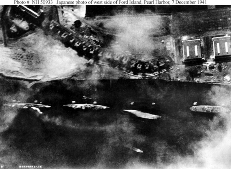 Файл:Detroit Японская фотография гавани Перл-Харбор — «Детройт», «Роли» после попадания торпеды, «Юта» и база гидросамолётов «Танжер».jpg