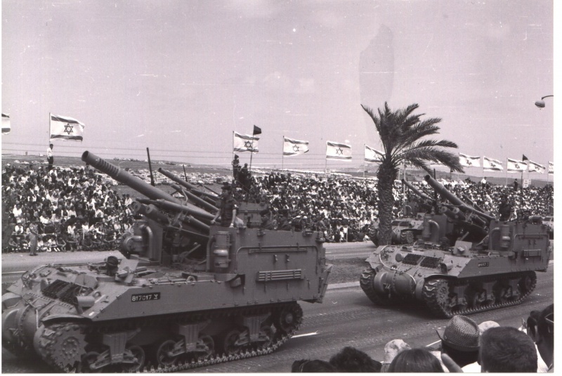 Файл:Израильская 155-мм самоходная установка M-50 (собранная на базе «Шермана») на параде Дня независимости в Тель-Авиве, 1965 год.jpg
