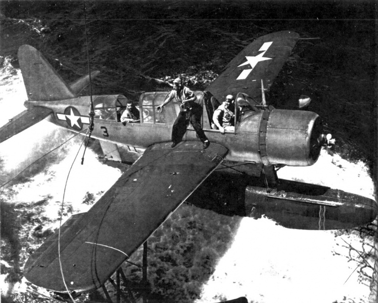Файл:Baltimor Подъем Vought OS2U-3 «Кингфишер» на борт USS «Балтимор» после спасения лейтенанта Джорджа М. Блэра в лагуне Трука, 18 февраля 1944.jpg