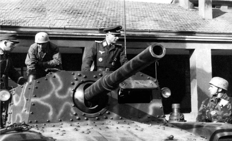 Файл:Немецкий офицер представляет солдатам 75-34 M42, 1944.jpg