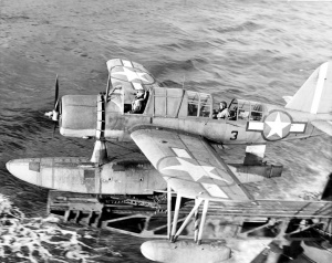 Detroit OS2U-3 «Кингфишер» из (VCS 1) стартует с катапульты USS «Детройт» (CL 8) в ходе операции на Алеутах.jpg