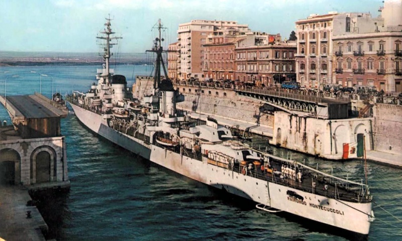 Файл:Montecuccoli Учебный крейсер «Раймондо Монтекукколи» входит на внутренний рейд Таранто, конец 1950-х гг.jpg
