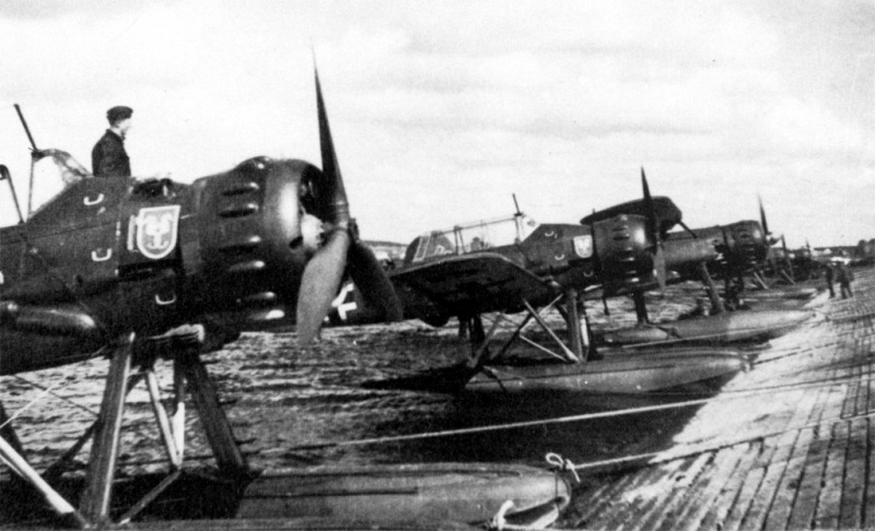 Файл:Ar196 База немецких гидросамолетов в датском Ольборге. Гидросамолеты Арадо Ar.196A и Хейнкель He-114 из Ku.Fl.Gr.706.jpg