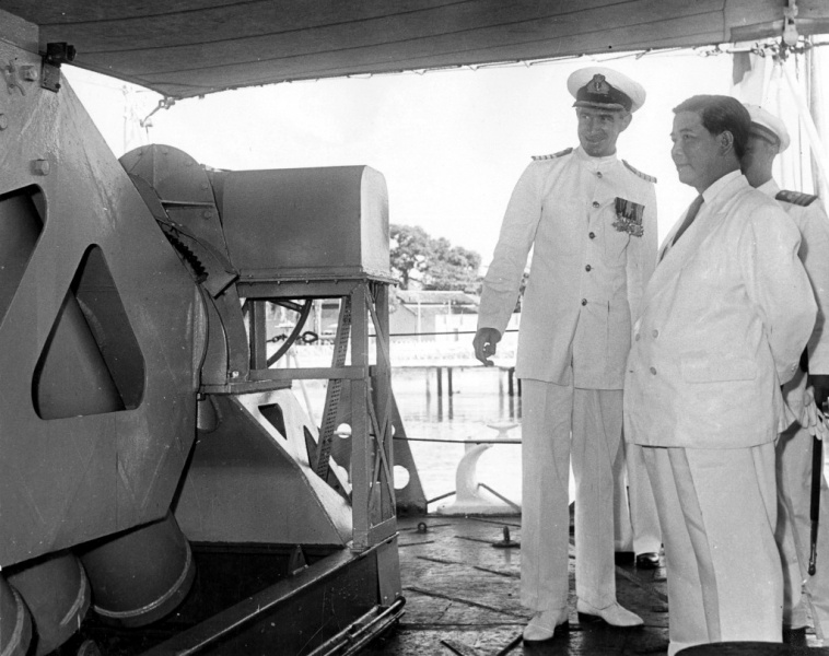 Файл:Tobruk Капитан Пик показывает «Тобрук» президенту Южного Вьетнама Нго Динь Зьему, декабрь 1957.jpg