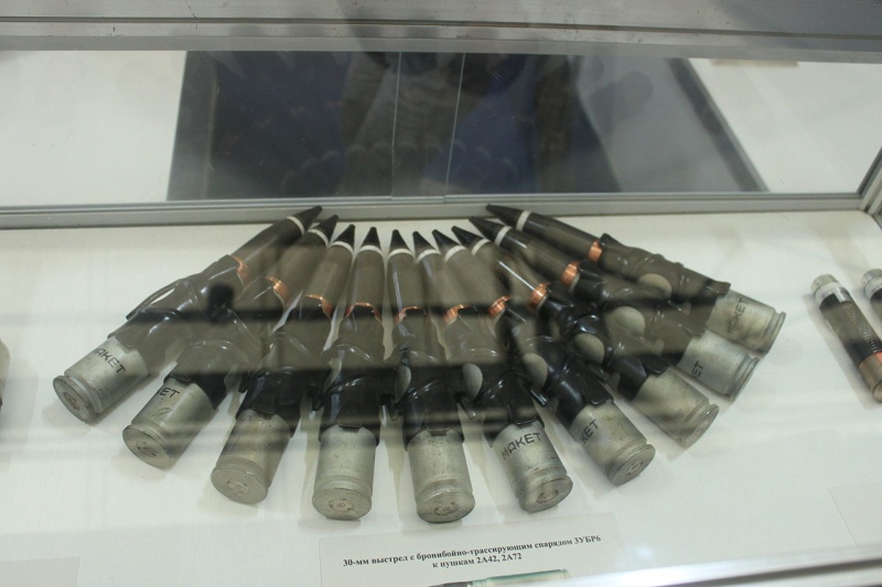 Файл:30 мм снаряды в ленте к пушке 2а42.JPG