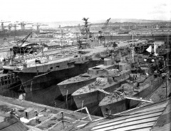 Cadiz HMS «Тесей», эсминцы HMS «Кадис», HMS «Кампердаун» и HMS «Финистерр» на верфи «Fairfield Shipbuilding and Engineering Company».jpg