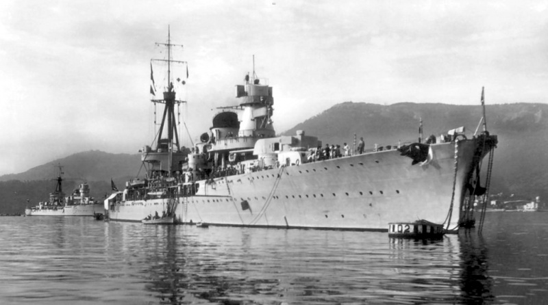 Файл:Duca «Муцио Аттендоло» и «Дука д’Аоста» на якорной стоянке накануне или в первые месяцы Второй мировой войны.jpg