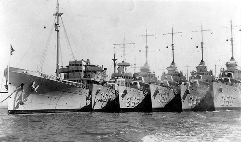 Файл:Phelps USS «Фелпс» (DD-360) у борта плавбазы USS «Доббин» (AD-3) вместе с другими эсминцами, 1937.jpg
