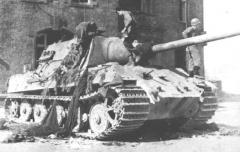 Jagdtiger Fgst№ 305020, № 331 из состава 3.s.Pz.Jg.Abt.653, брошенный вместе с № 323 и доставшийся американцам в г. Нойштадт.jpg