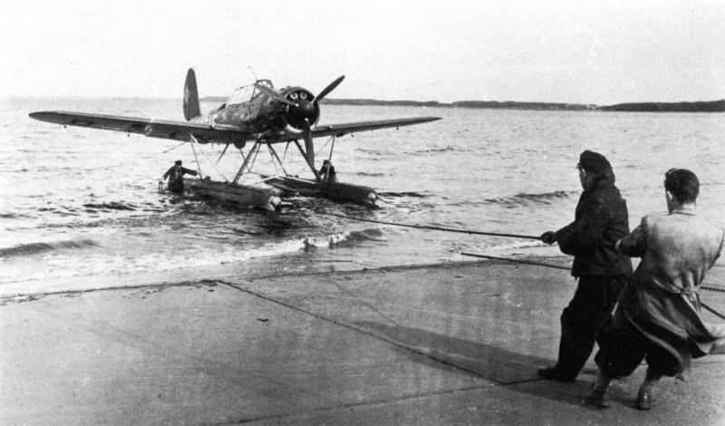 Файл:Ar196 Наземная команда затаскивает Ar.196 A-5 из SAGr 126 (DN+IF) на рампу, Франция, 19 февраля 1941.jpg