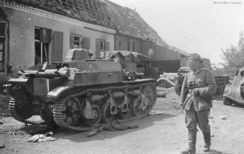 Файл:Брошенная AMR.35 ZT 3. Франция, 1940.jpg