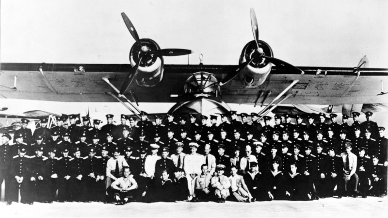 Файл:Каталина Советские экипажи и американские инструкторы перед перегоном летающих лодок PBN-1, Элизабет-Сити, Северная Каролина.jpg