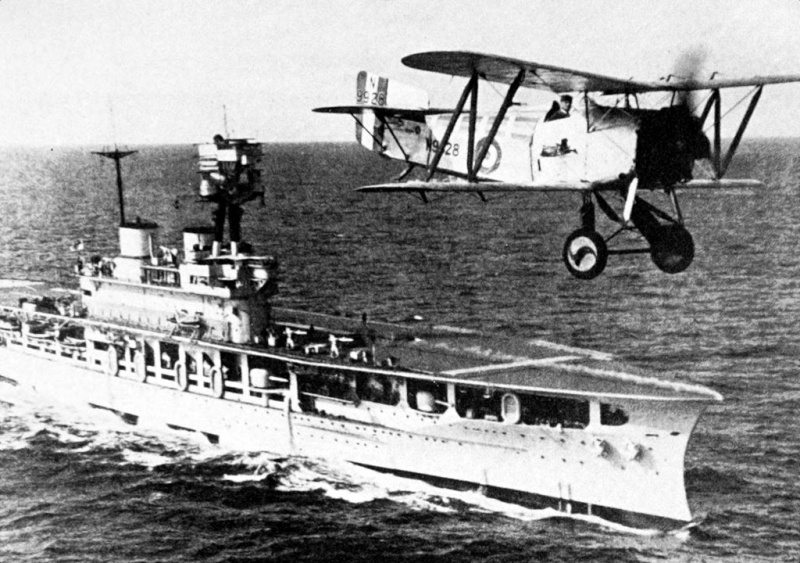 Файл:NimrodII Fairey «Flycatcher» над авианосцем «Игл».jpg