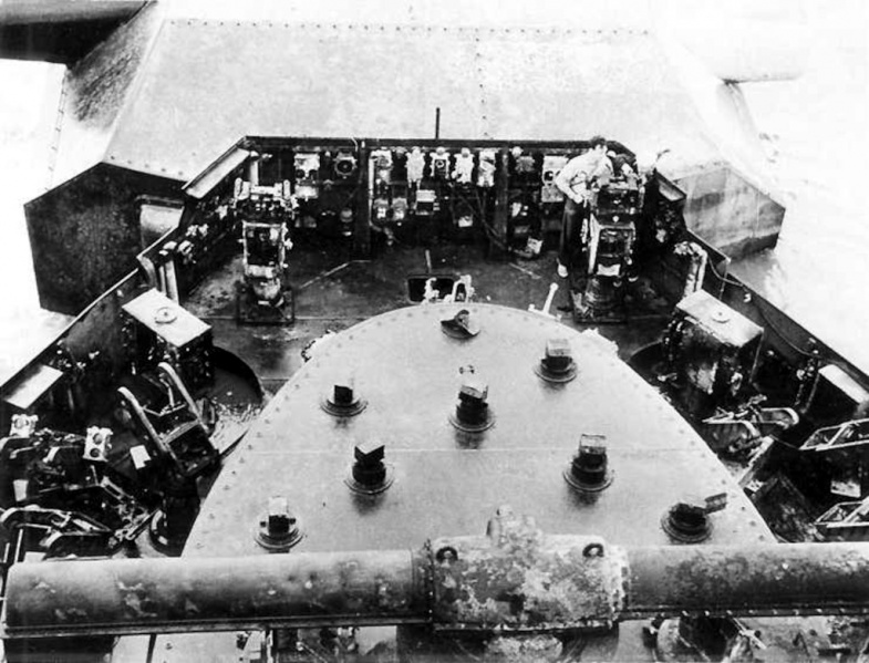 Файл:Spee Передний КДП «Шеера», хорошо видна задняя стенка носовой башни и 10,5 метровый дальномер, 2 февраля 1940.jpg