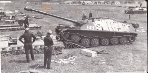 Погрузка самоходных орудий АСУ-85 на десантные платформы П-16.jpg