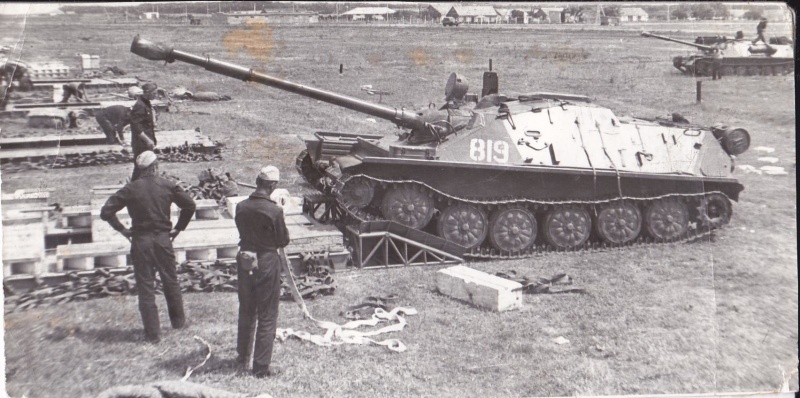 Файл:Погрузка самоходных орудий АСУ-85 на десантные платформы П-16.jpg