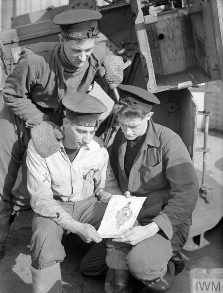 Файл:K246 старший матрос Брайден, заряжающий пом-пома, сигнальщик Килби и старший матрос Джеймс рассматривают скетч.jpg