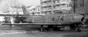 Canadair CL-13 Sabre Mk.4, расположенный на открытом воздухе в AMI Presidio в Турине