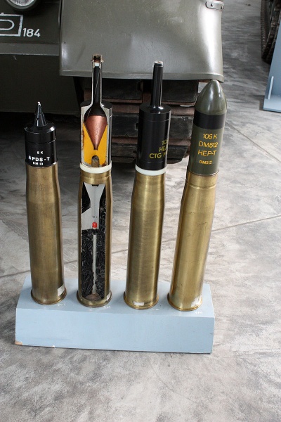 Файл:Die Munitionsarten APDS, HEAT und das Quetschkopfgeschoss HESH Panzermuseum Munster 2010 0701.JPG