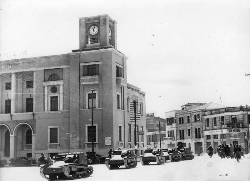 Файл:L3-33 CC в Тиране, зима 1939 г..jpg