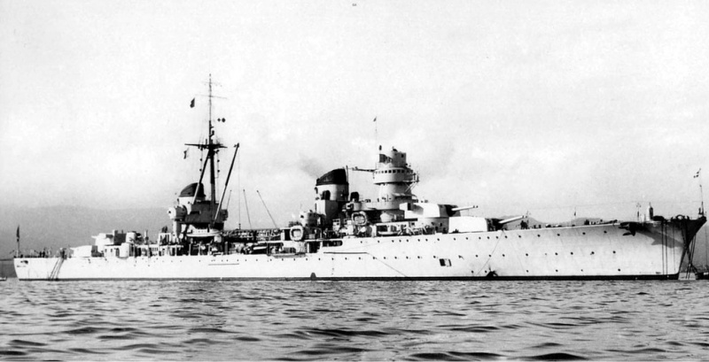 Файл:Savoia «Эудженио ди Савойя» в 1937-1939 гг. Створки лацпортов для погрузки боезапаса открыты.jpg