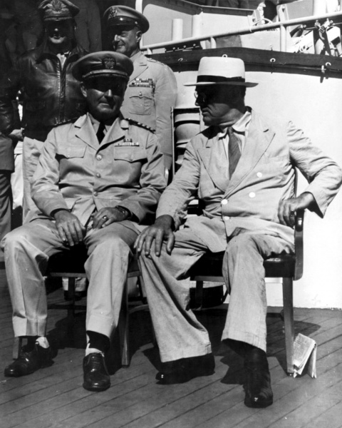 Файл:Baltimor Президент Франклин Д. Рузвельт и командир USS «Балтимор» кептэн Вальтер К. Колхаун в Перл-Харборе, 26 июля 1944.jpg