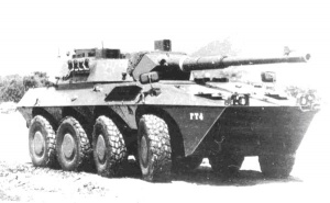 Опытный образец Blindo Armata B1 Centauro №4. За дульным тормозом находится зеркало системы автоматической выверки пушки. Хорошо видны выступающий из крыши башни прибор наблюдения командира, а также прицел наводчика.