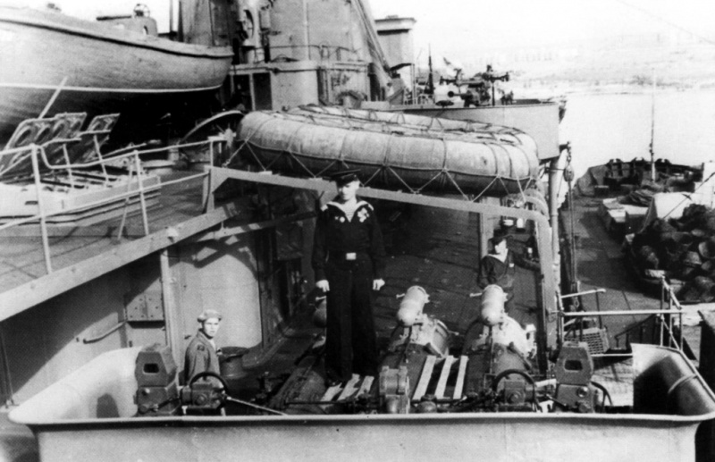 Файл:Duca На палубе «Керчи» во время стоянки в Севастополе, вид на торпедный аппарат левого борта.jpg