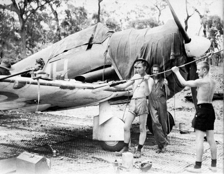 Файл:BumI Вооруженцы из 83-й эскадрильи, чистящие пушку правой консоли «Бумеранга» CA-12 на острове Милингимби, 21 ноября 1943 г..jpg
